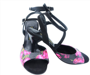 Chicago dance shoes has leather sole for your comfortable dance event.